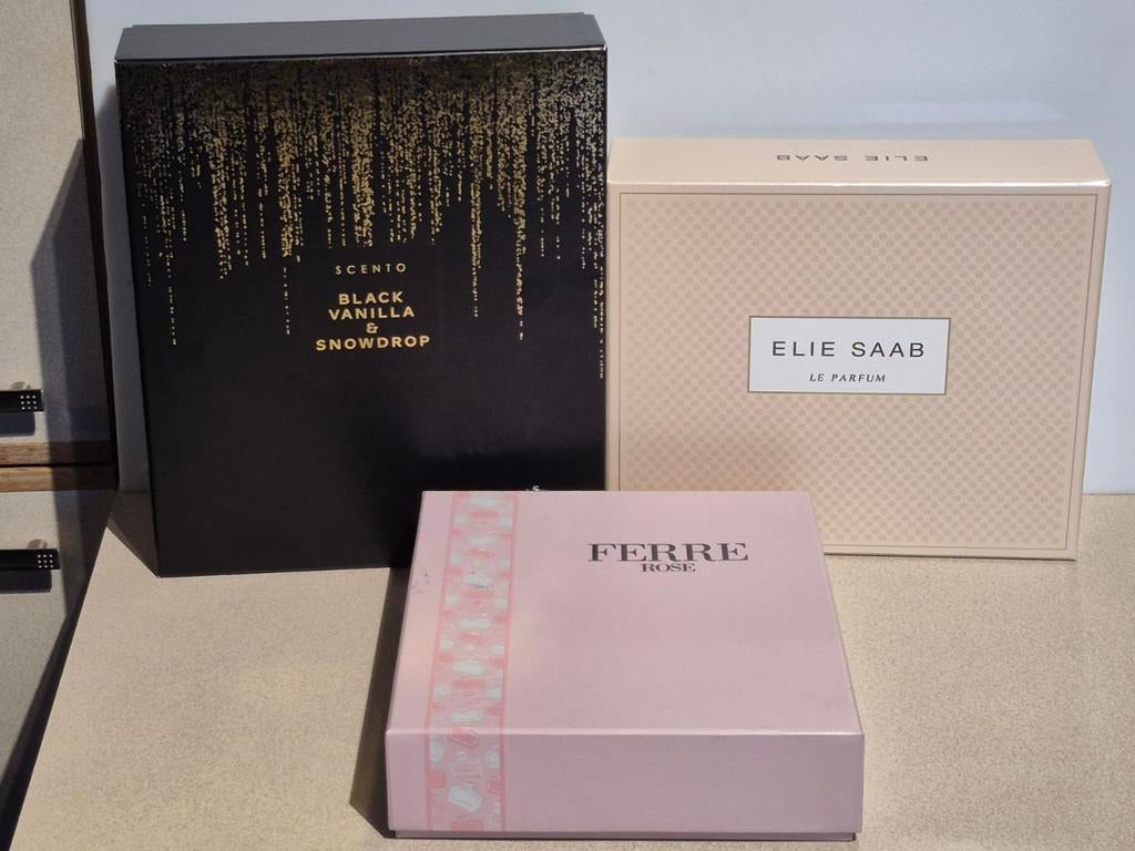 LEGE dozen van Scento, Elie Saab en Ferré Rose, Collections, Marques & Objets publicitaires, Comme neuf, Emballage, Enlèvement ou Envoi