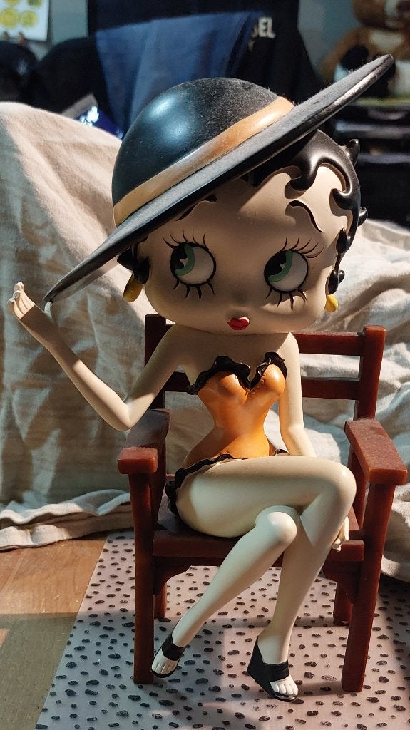 Betty boop beeld in stoel 2003, Verzamelen, Ophalen, Betty Boop, Zo goed als nieuw, Beeldje of Figuurtje