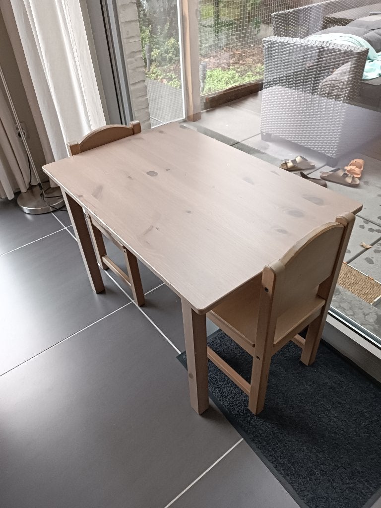 Kindertafel, Enlèvement, Chaise(s)