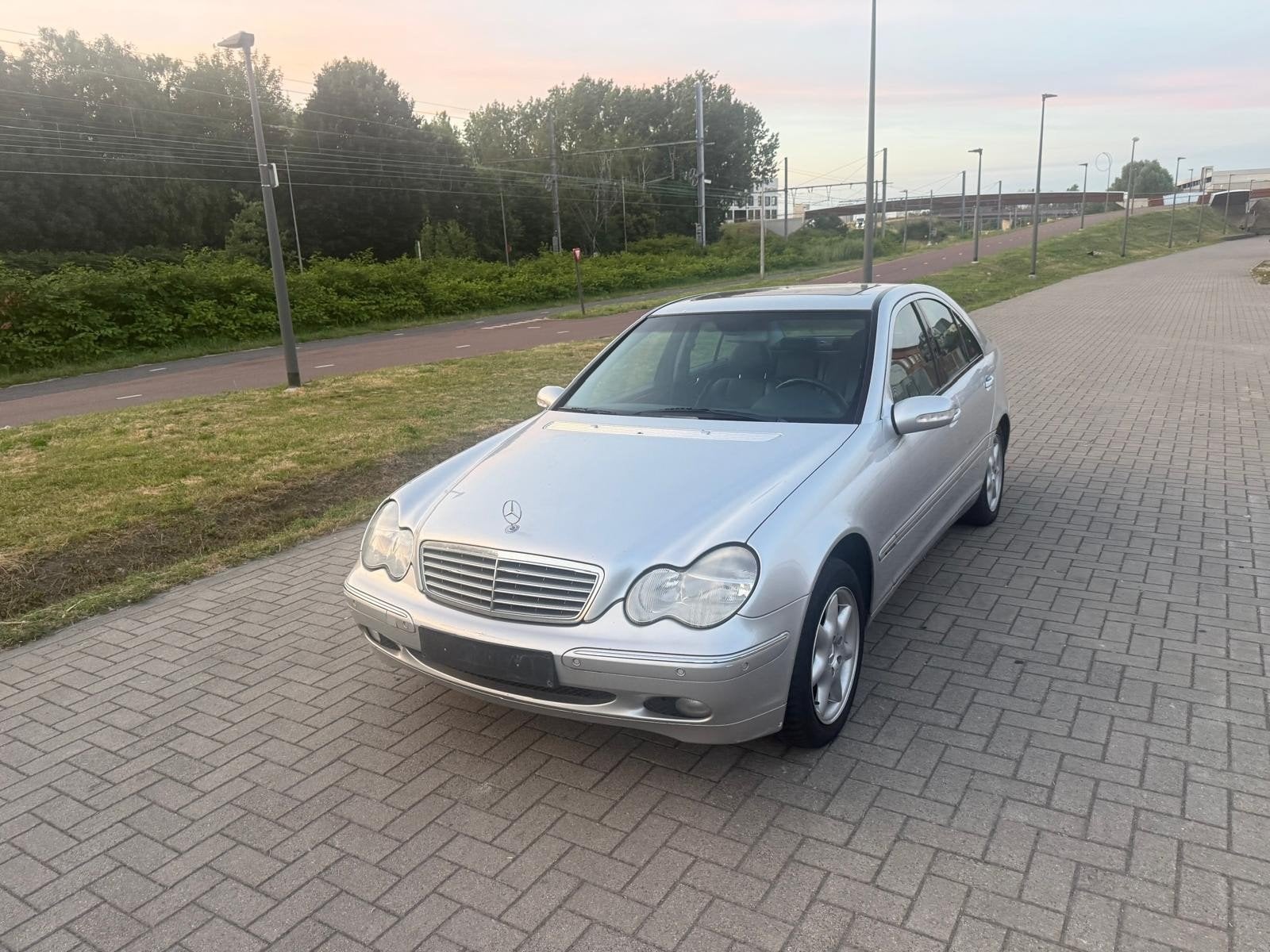MERCEDES C240 2.6 V6 À ESSENCE AUTOMATIQUE 2001 190 000 KM 1, Autos, Argent ou Gris, Achat, 5 places, Automatique