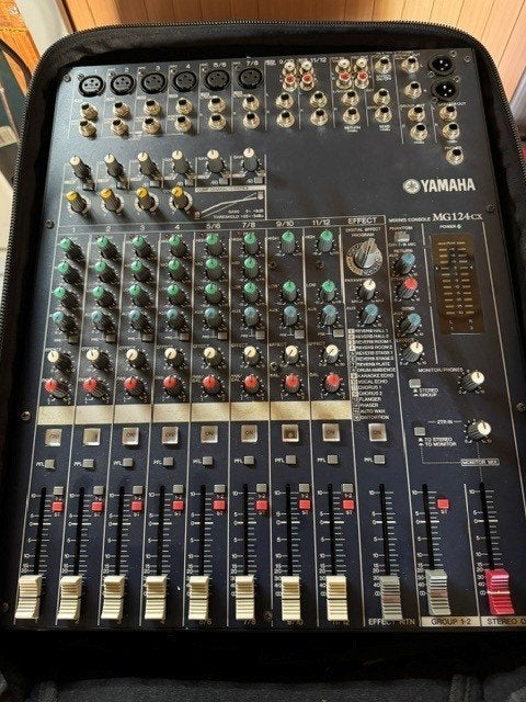 PA tafel Yamaha MG124CX, Muziek en Instrumenten, Ophalen of Verzenden, Zo goed als nieuw, P.A.