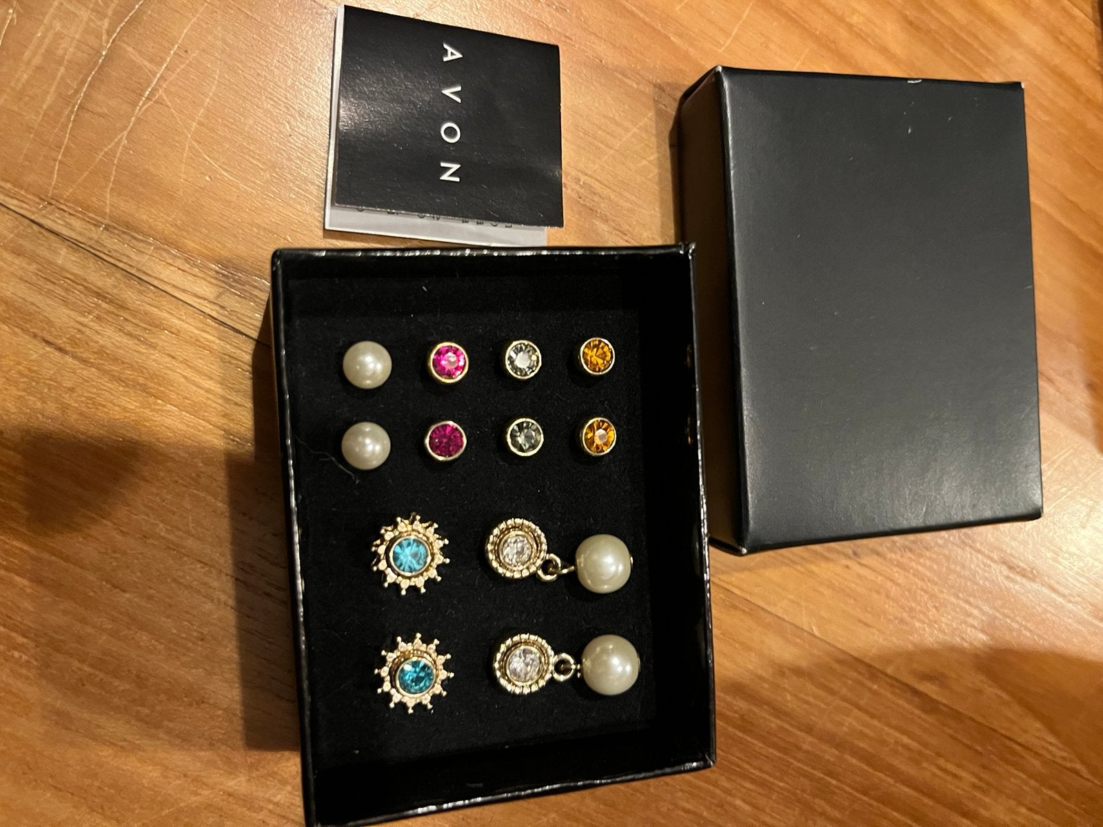 Lot de 6 boucles d'oreilles AVON, Enlèvement ou Envoi, Neuf, Autres matériaux, Avec strass
