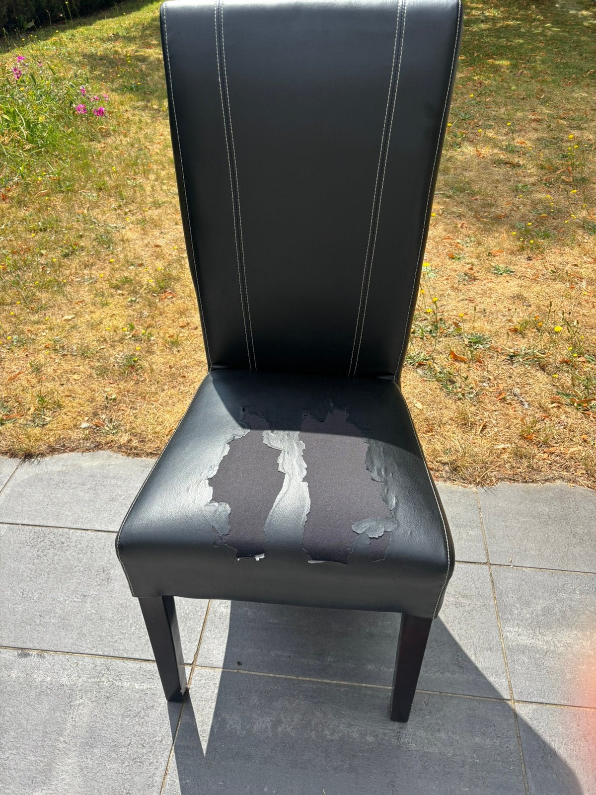 Gratis 8 zwarte stoelen met beschadigde zitting, kunstleder, Huis en Inrichting, Stoelen, Ophalen, Kunststof, Gebruikt, Zwart
