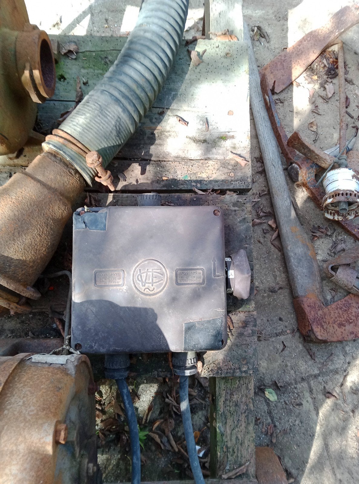 oude waterpomp op houten kar, Ophalen