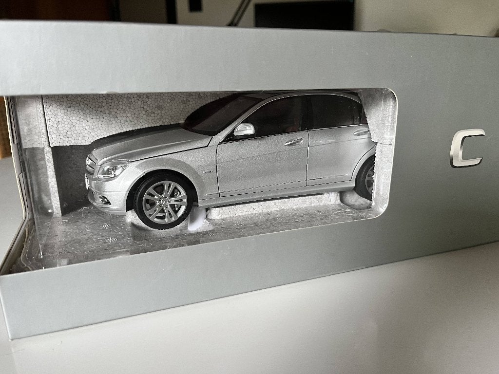 1/18 AutoArt Mercedes C Class Dealerversie, Ophalen of Verzenden, Zo goed als nieuw, Auto, Autoart