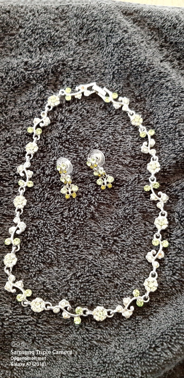 Ketting en oorbellen, Handtassen en Accessoires, Overige materialen, Gebruikt, Ophalen of Verzenden, Groen