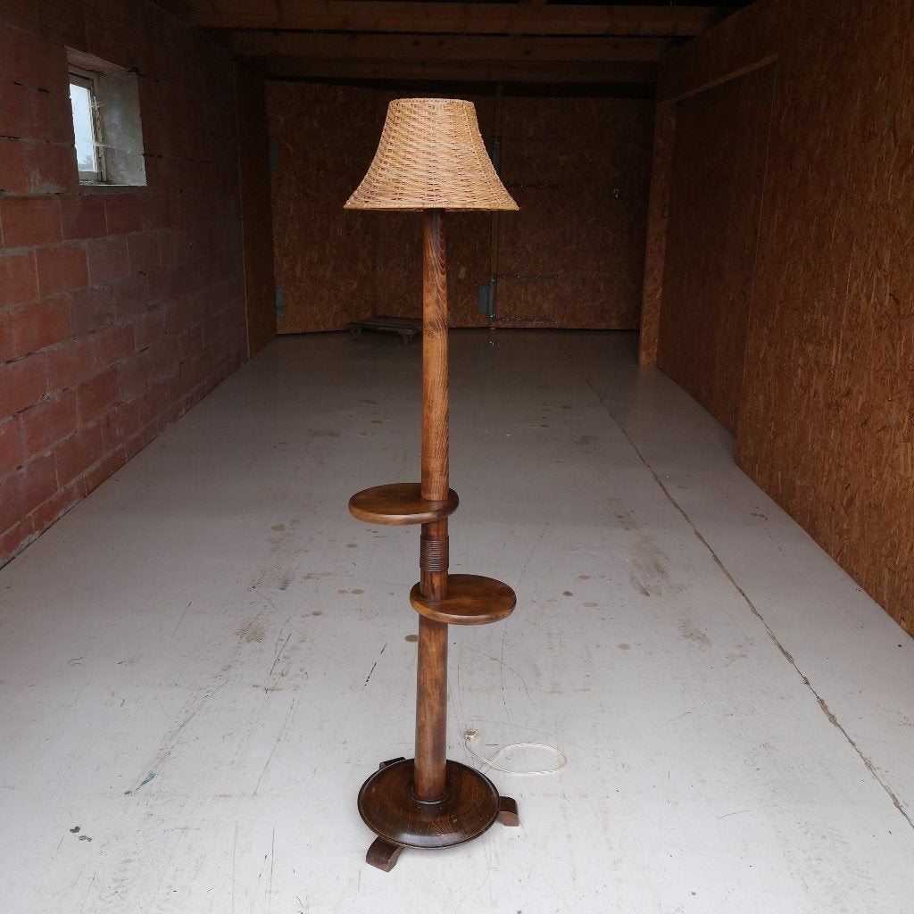 Lampadaire vintage en bois avec tablettes intégrées, Maison & Meubles, Lampes | Lampadaires, Enlèvement, Comme neuf, Bois, 100 à 150 cm