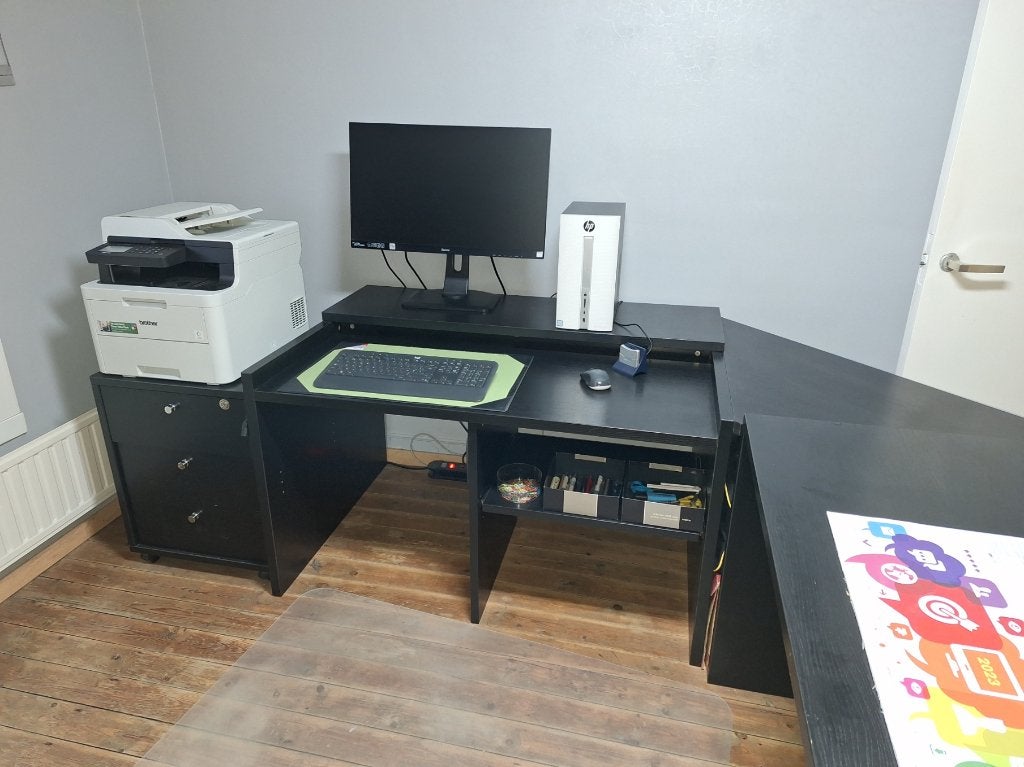 Bureau + bijhorende kast, Ophalen, Gebruikt