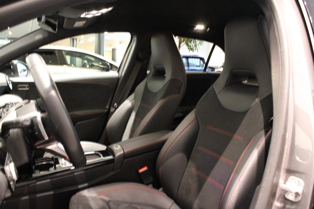 Mercedes-Benz A-Klasse 180 Hatchback AMG Line | Smartphone I, Auto's, Stof, Gebruikt, 4 cilinders, 136 pk