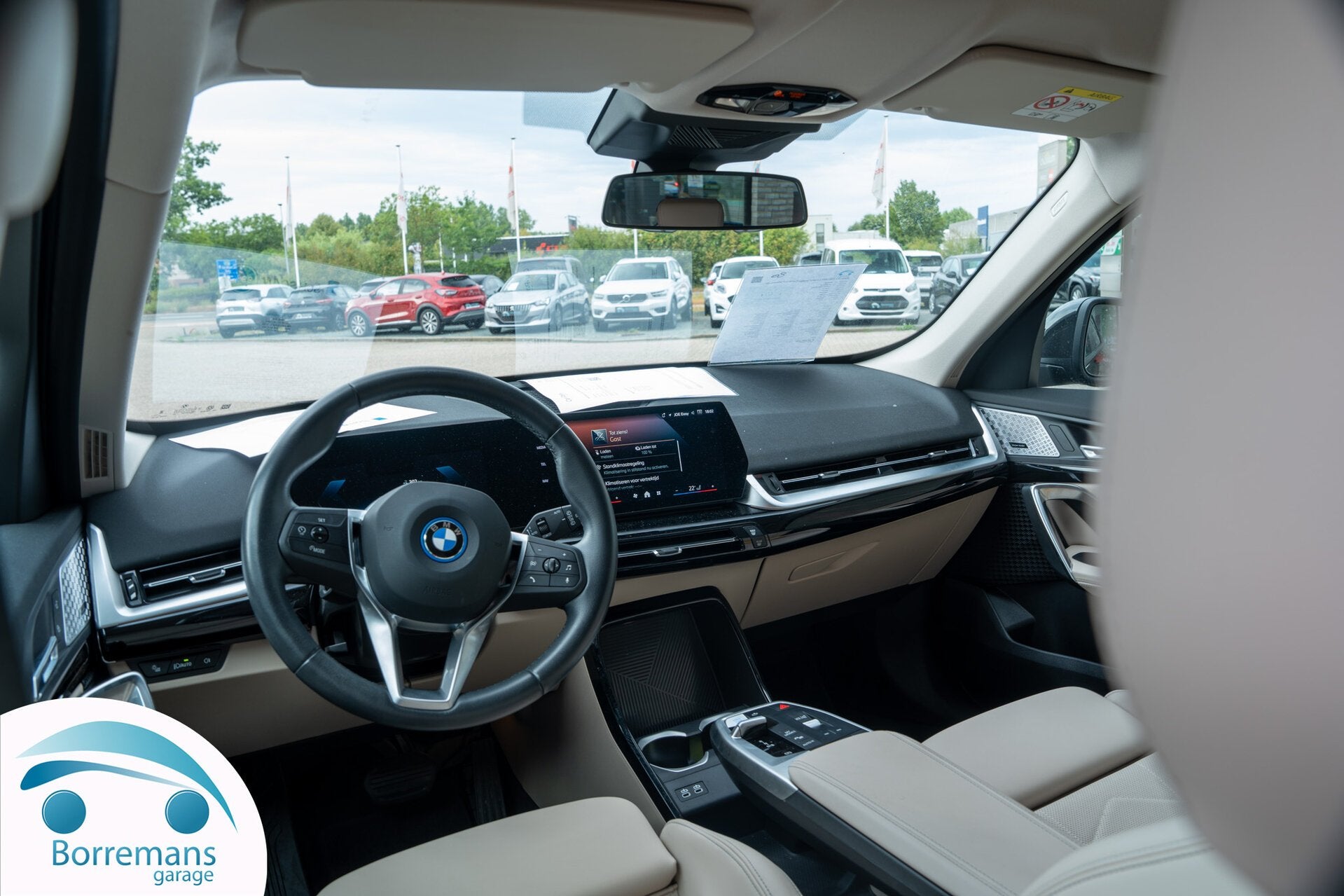 BMW iX1 xDrive30 Elektrisch | SOH 99% | Leder | Camera | Ca, Auto's, BMW, Beige, 0 kg, Zwart, 5 zetels
