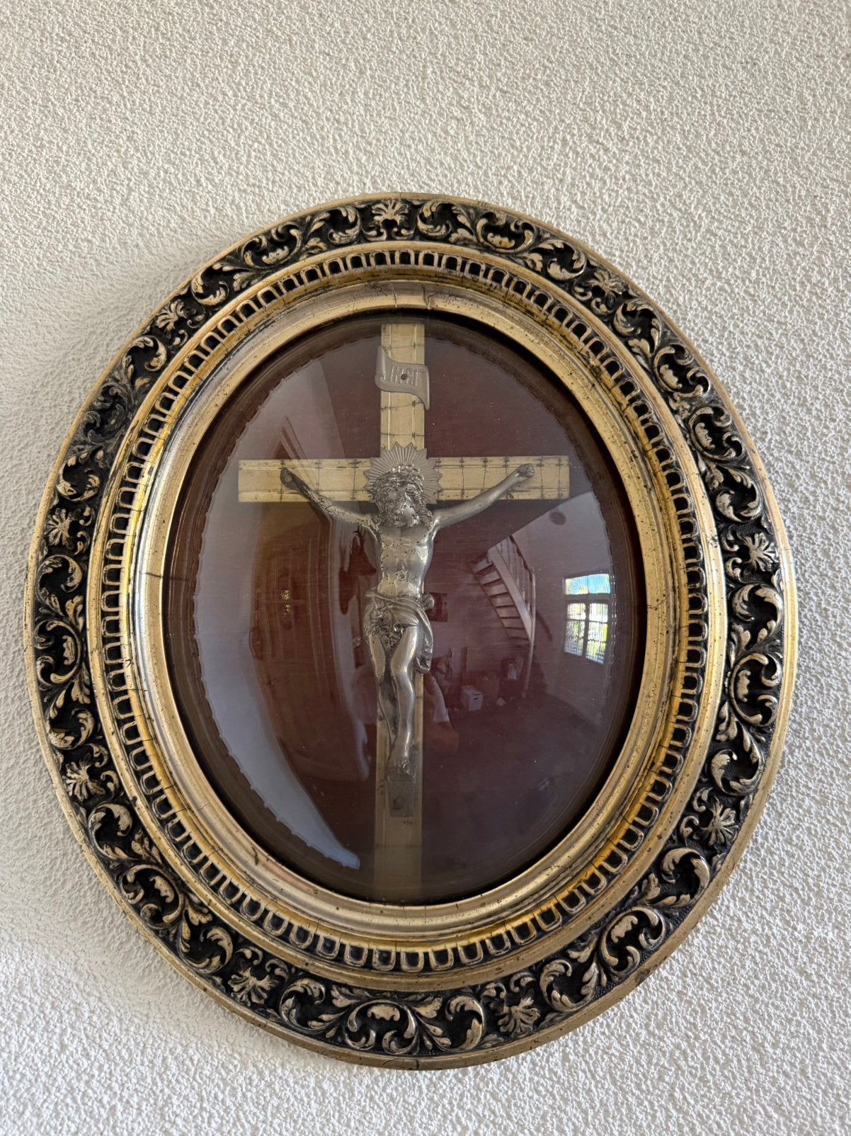 Antiek religieus kruisbeeld achter glas, Antiek en Kunst, Ophalen of Verzenden