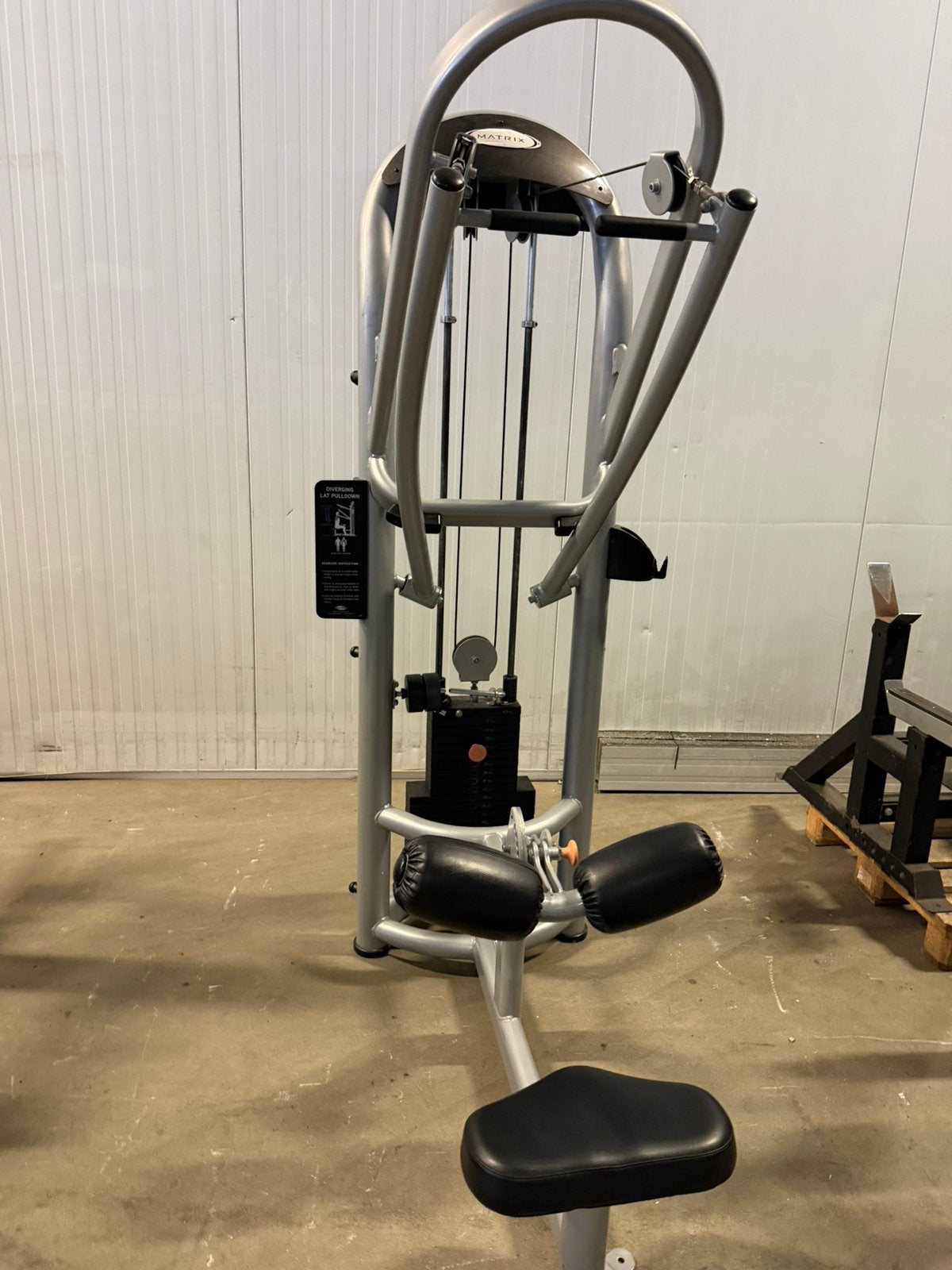 Matrix Lat Pulldown met 113kg Steekgewichten, Enlèvement, Utilisé