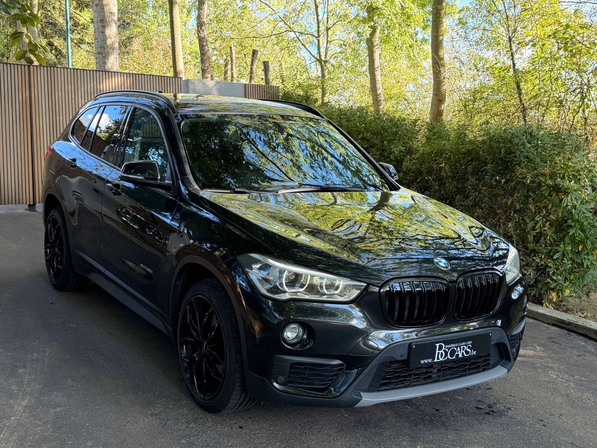 BMW X1 X1 2.0iA xDrive20 Led-Navigatie-Parkeersensoren-19", Auto's, Gebruikt, Euro 6, 4 cilinders, Zwart