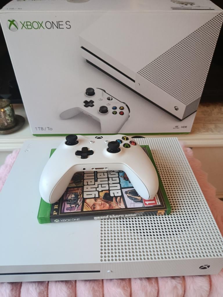 Xbox One S 1TB + Controller + GTA V (originele doos), Ophalen, Met games, Xbox One S, Zo goed als nieuw