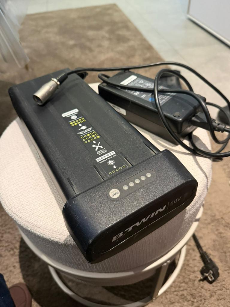 B’TWIN 36V e-bike accu + originele oplader te koop, Fietsen en Brommers, Fietsaccessoires | Fietsaccu's, Ophalen