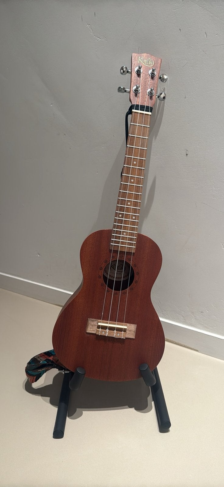 Ukelele met schouderriem + stemapparaat + staander, Musique & Instruments, Instruments à corde | Guitares | Acoustiques, Enlèvement