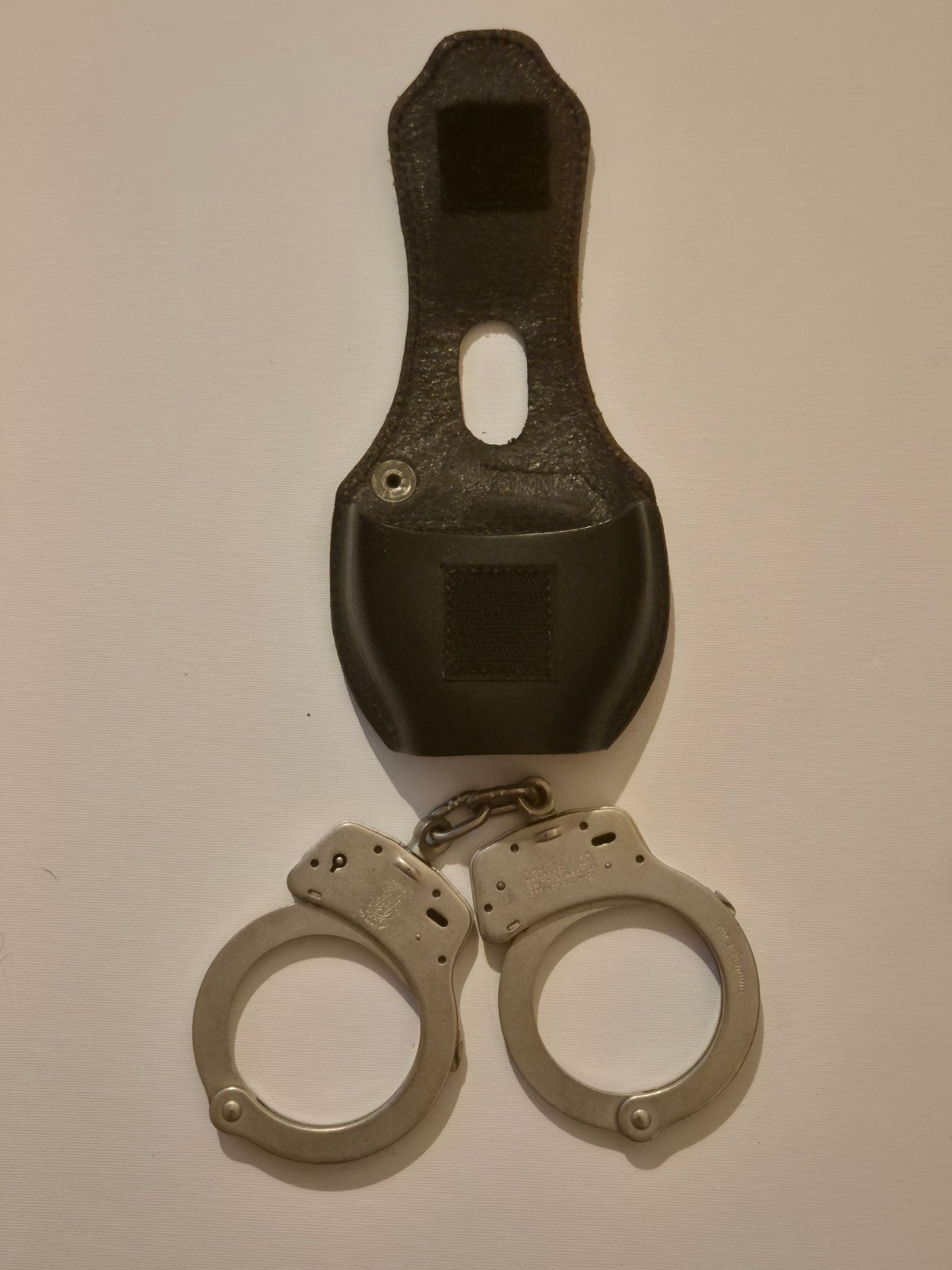 Menottes Smith & Wesson originales + étui Scorpion France, Collections, Collections Autre, Enlèvement ou Envoi
