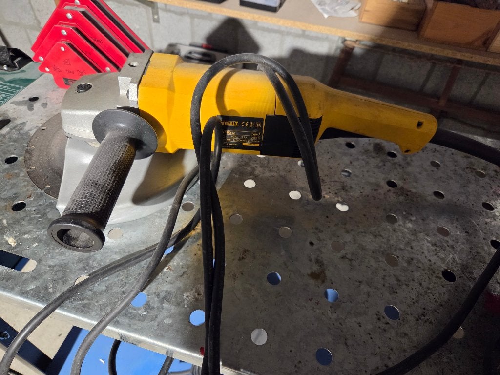 Slijpmolen tot 2000W diameter blad 230mm te huur, Doe-het-zelf en Bouw, Ophalen, Zo goed als nieuw, Haakse slijper, DeWalt