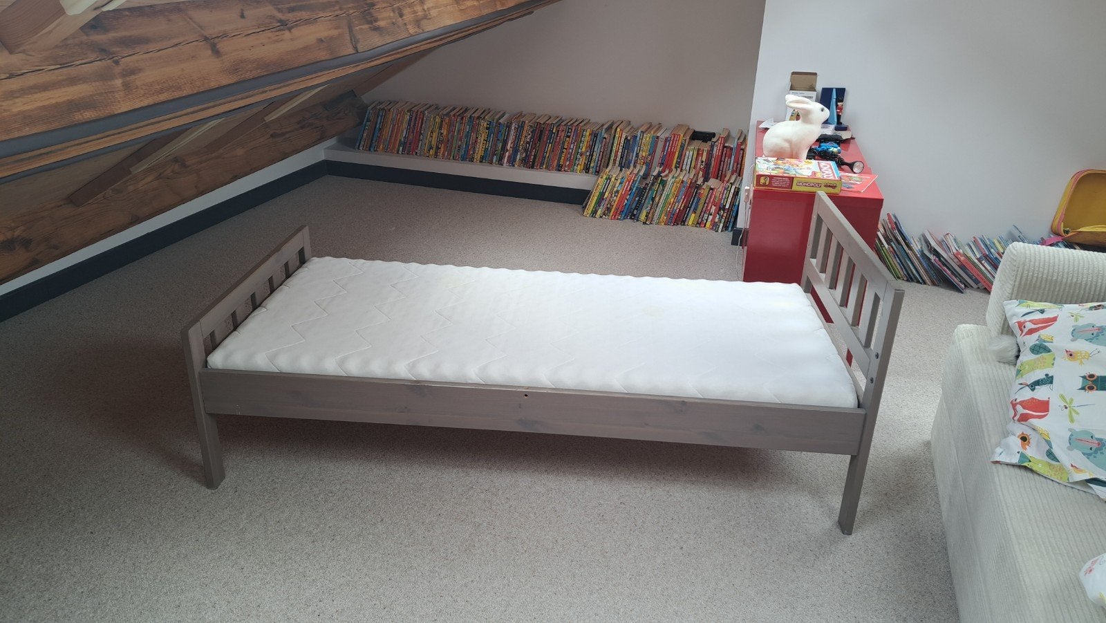 Lit enfant IKEA taupe et matelas, Enlèvement, Sommier à lattes