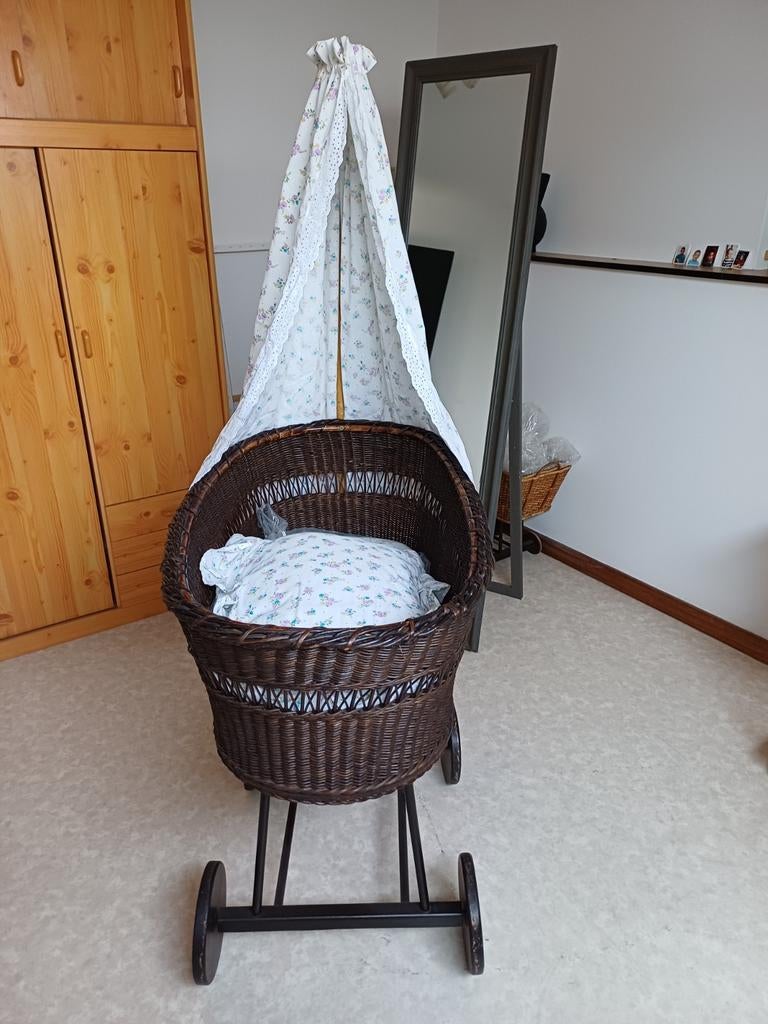 Berceau rotin Vintage faite mains, Enfants & Bébés, Berceaux & Lits, Enlèvement, Berceau