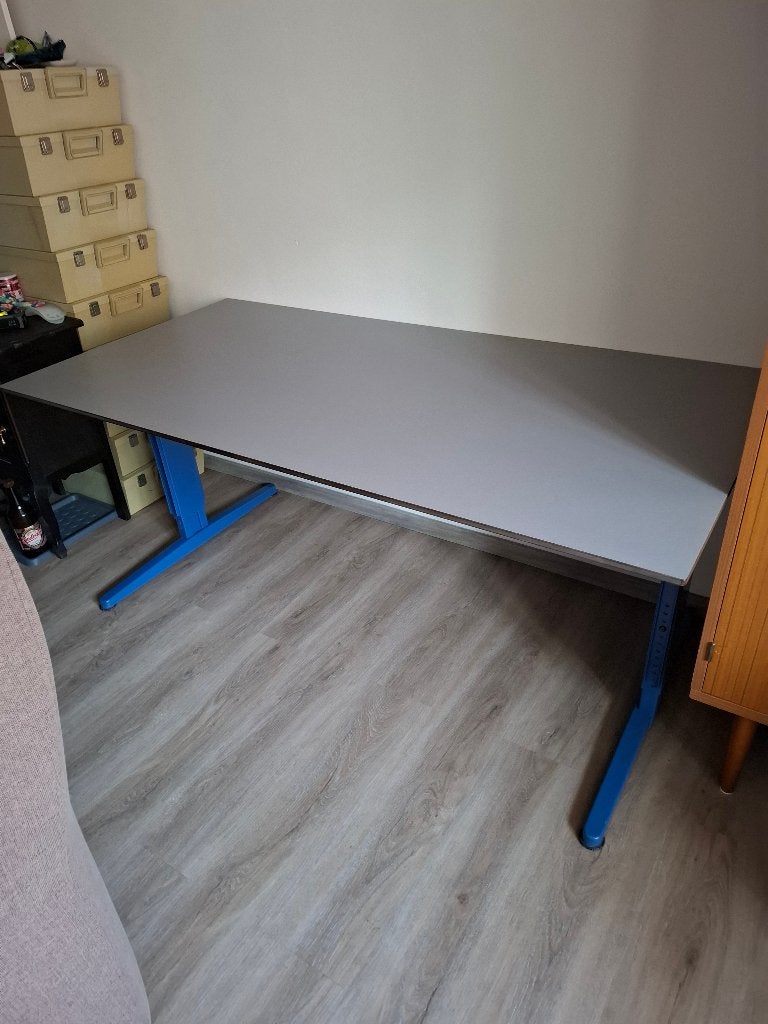 Bureau solide de 80 x 160 cm, réglable en hauteur, Bureau d'écolier, Autres matériaux, Enlèvement, Utilisé