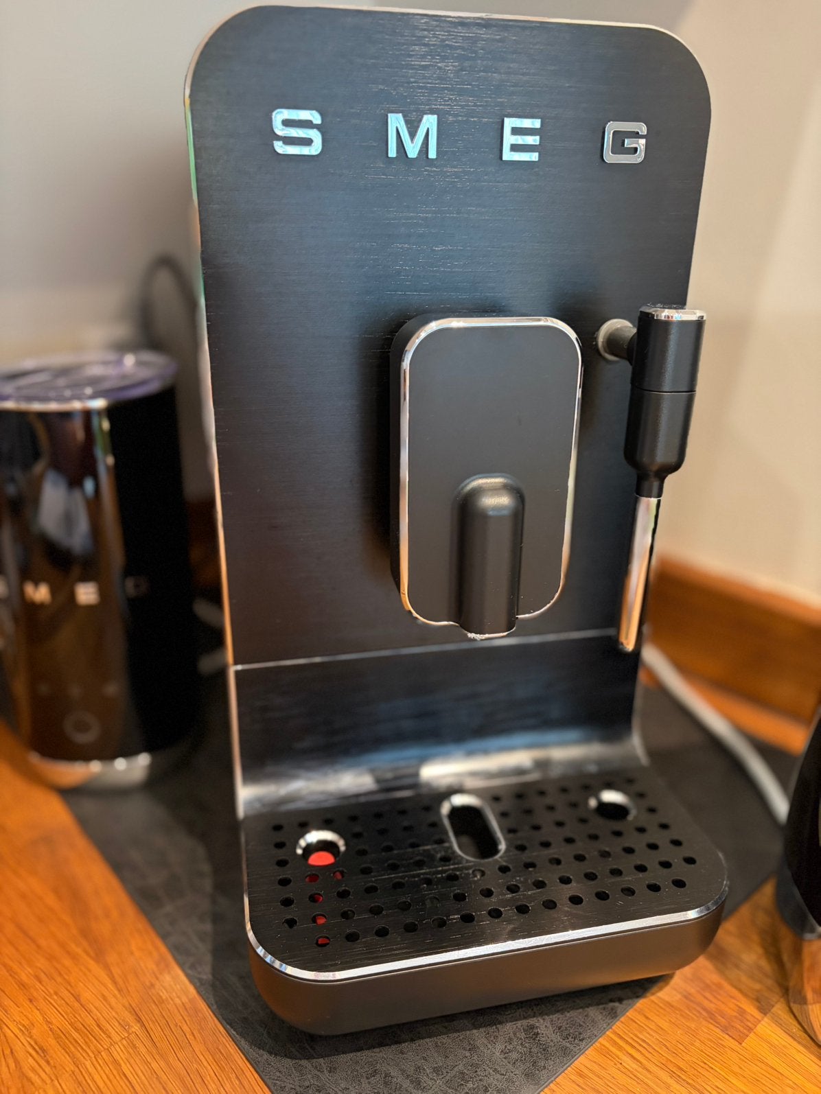 Smeg automatische koffiemaschine + melkopschuimer, Ophalen, Gebruikt, Koffiebonen, Stoompijpje