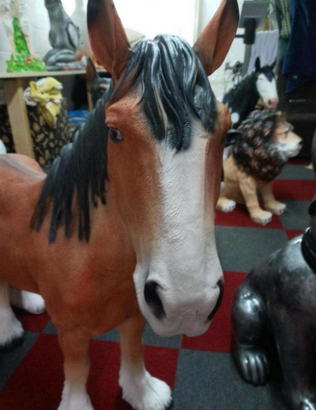 Verschillende paardenbeelden, Ophalen