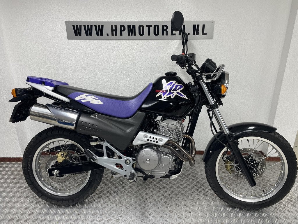 Honda SLR 650 SINGLE Bovaggarantie ! 2991 KM. ! Nieuw !, Motoren, Motoren | Honda, 644 cc, Rivium Boulevard 222-11
2909 LK  Capelle aan den Ijssel, NL