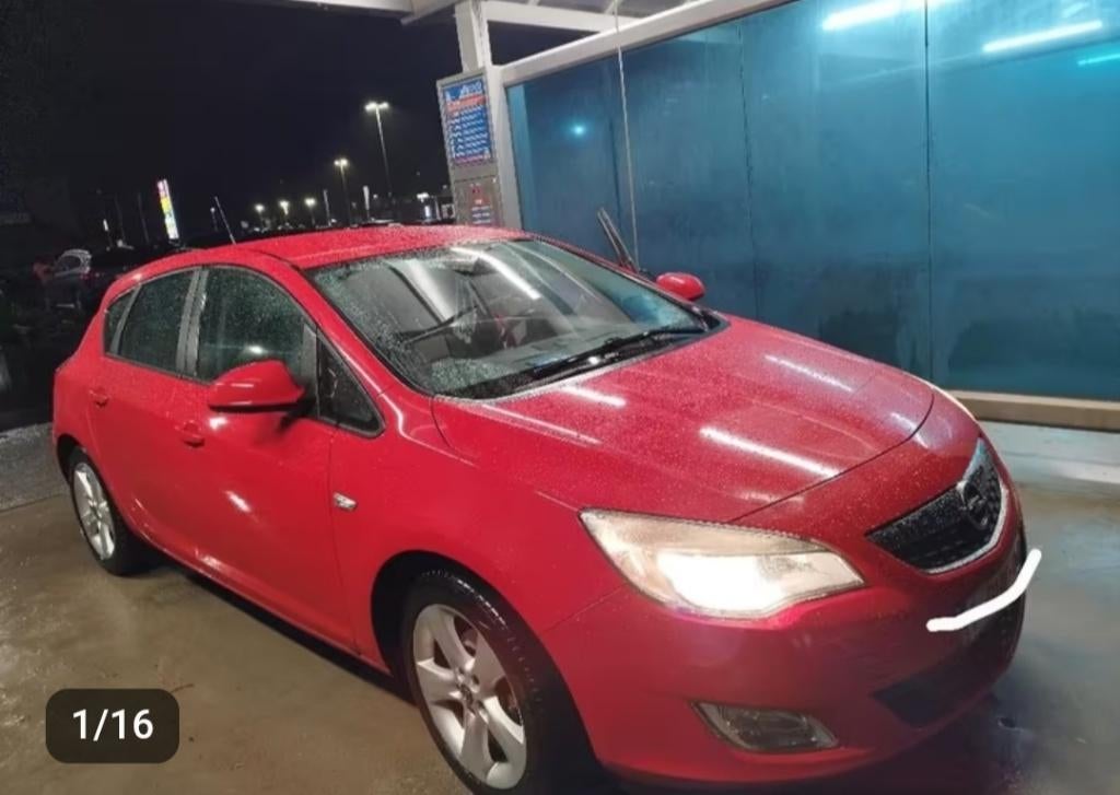Opel Astra 2011 — Essence, Autos, Rouge, Euro 5, Achat, Boîte manuelle