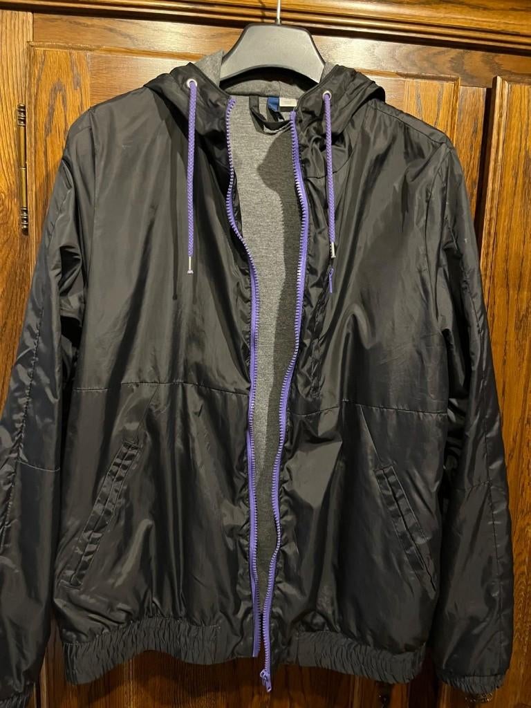 Zwarte jas met capuchon maat S/M, Kleding | Heren, Jassen | Zomer, Ophalen, Andere, Zwart, Zo goed als nieuw