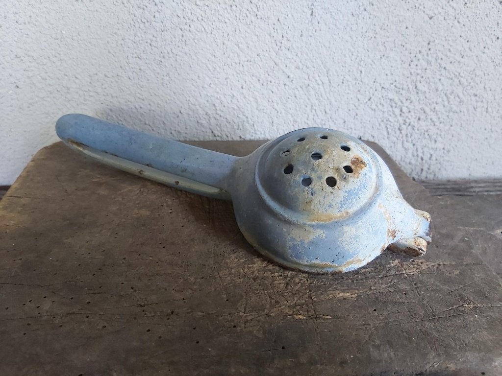 Oude gietijzeren citroenpers in zacht blauwe emaille, Ophalen of Verzenden
