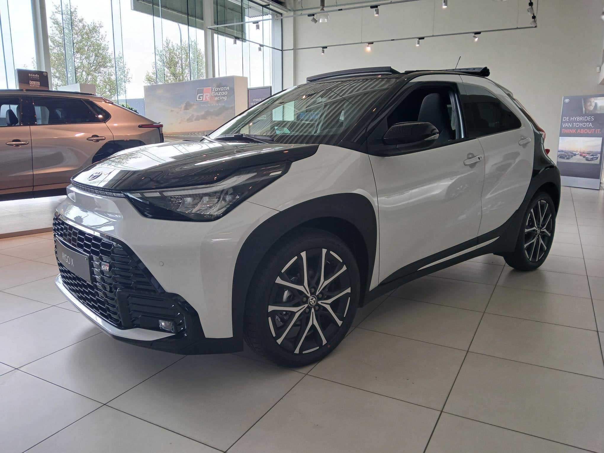 Toyota Aygo X GR SPORT, Auto's, Automaat, Stof, Zwart, Overige kleuren