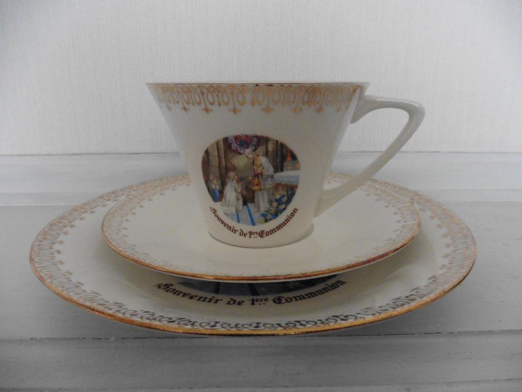 Tasse, sous-tasse, assiette à dessert, décor 1ére communion, Antiquités & Art, Antiquités | Objets religieux, Enlèvement