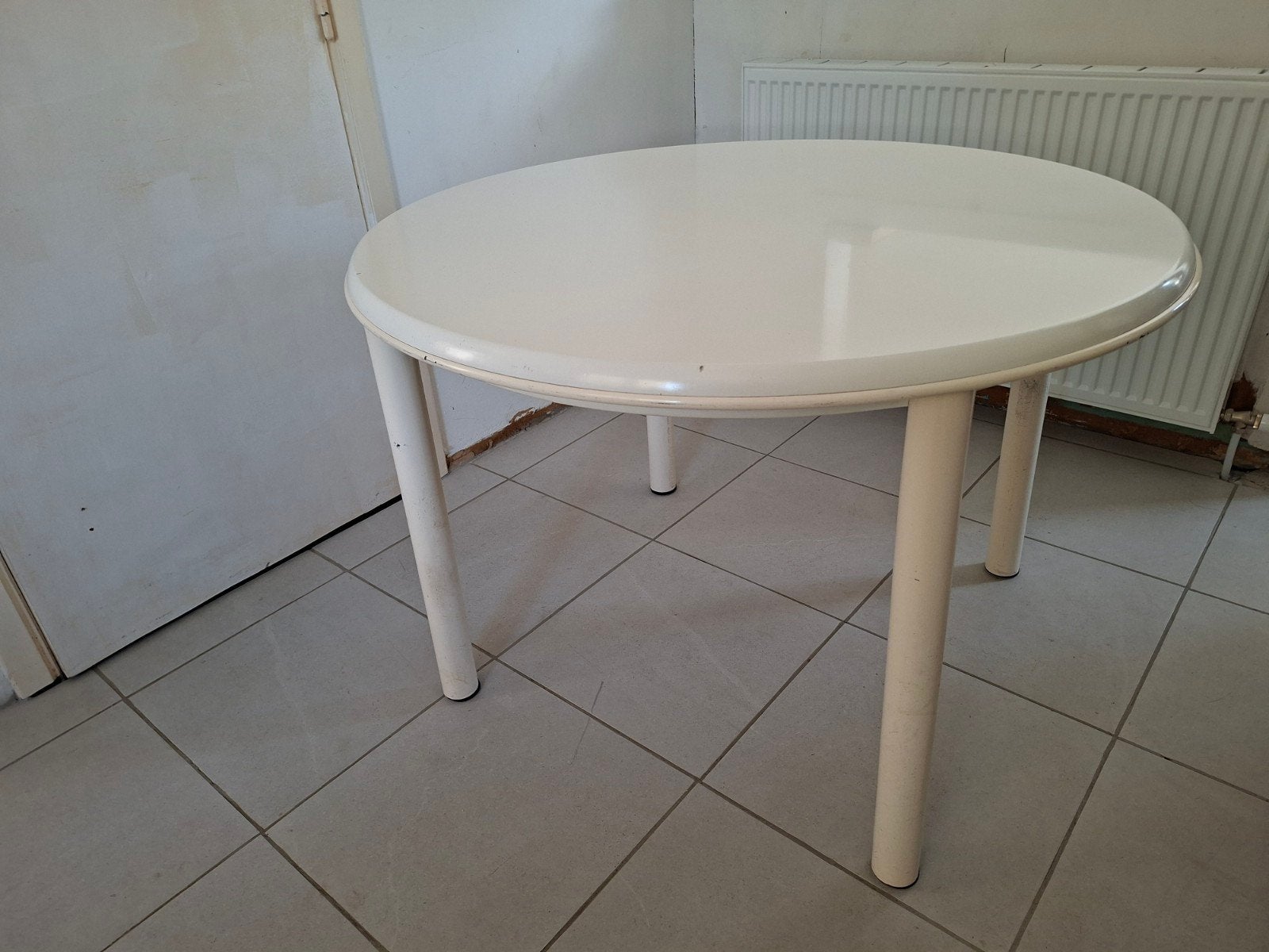 witte metalen tafel, Ophalen