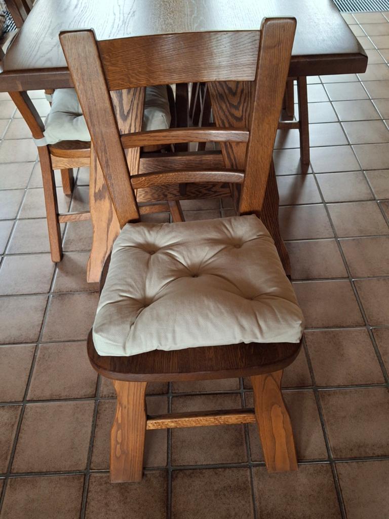 Eiken eetkamerstoelen, Enlèvement
