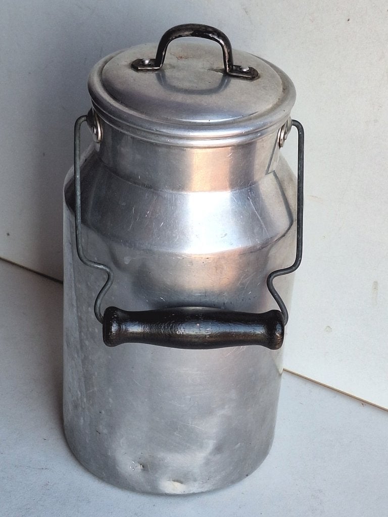 Jolie ancienne cruche à lait en aluminium 2 litres, Antiquités & Art, Curiosités & Brocante, Enlèvement ou Envoi