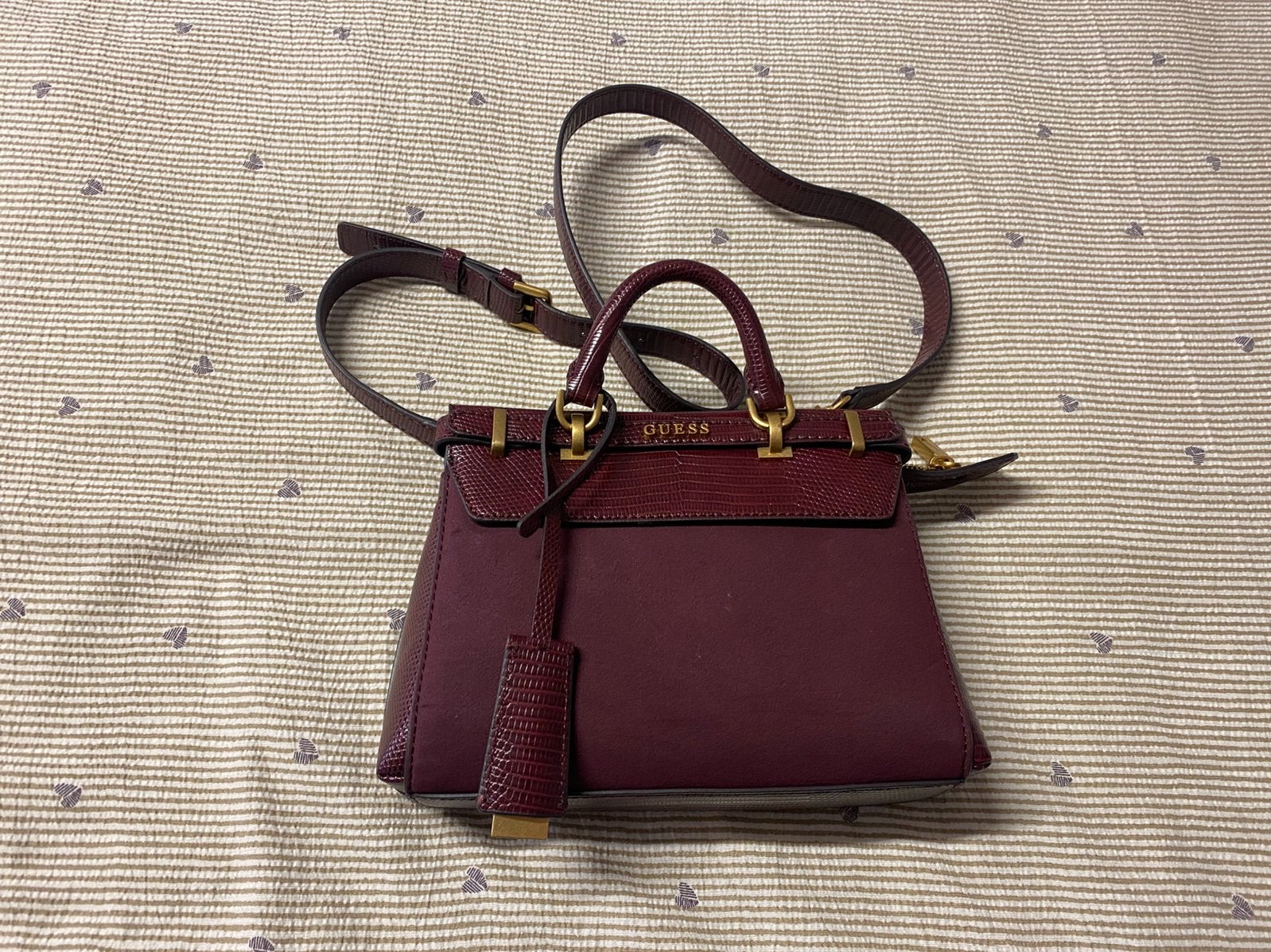 GUESS bordeaux handtas / schoudertas – SK898576, Bijoux, Sacs & Beauté, Enlèvement ou Envoi, Comme neuf, Rouge, Sac de soirée