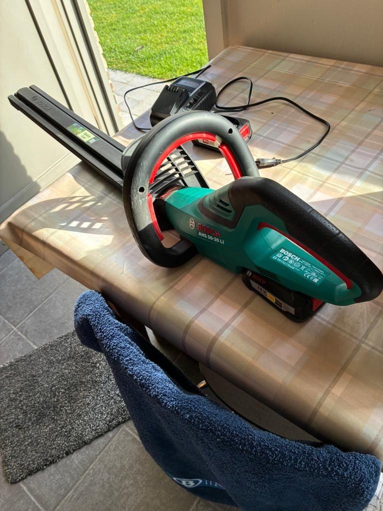 Haagschaar Bosch met 2 accu's, Enlèvement, Utilisé, Batterie, BOSCH