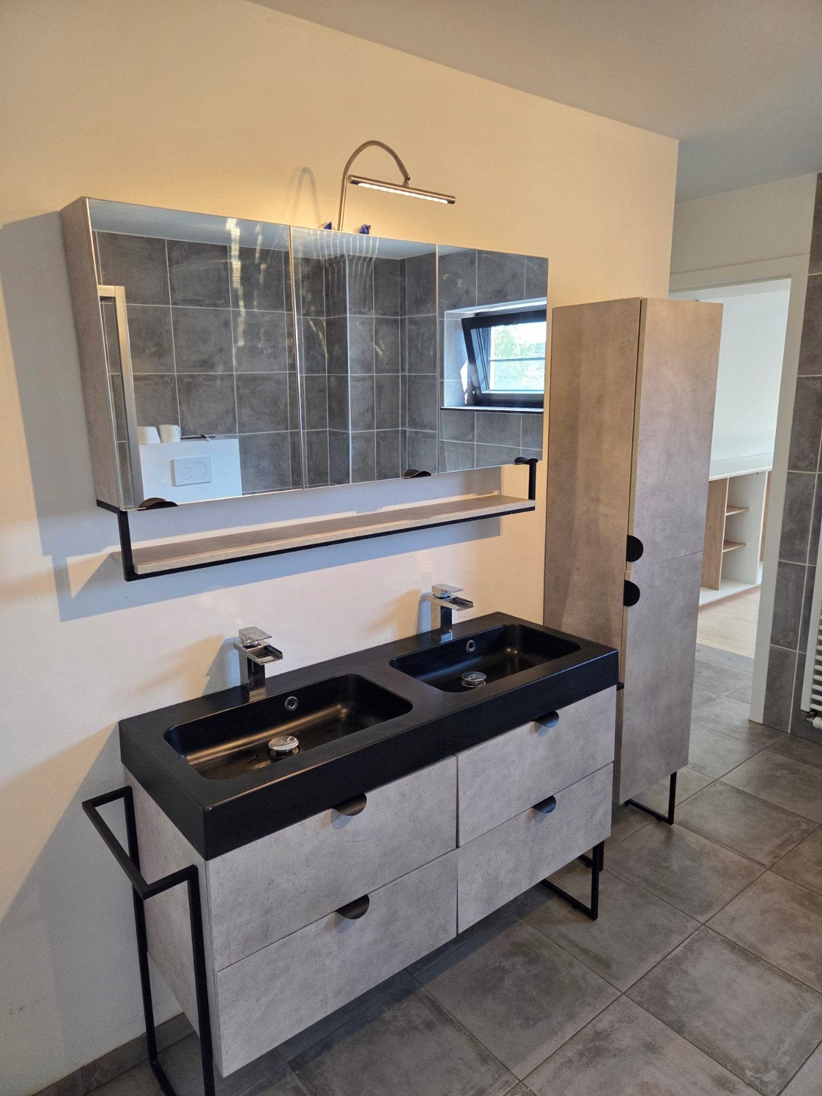 Dubbele lavabo met spiegelkast en hoge kast. Grijs met zwart, Ophalen, 200 cm of meer, 150 tot 200 cm, 25 tot 50 cm