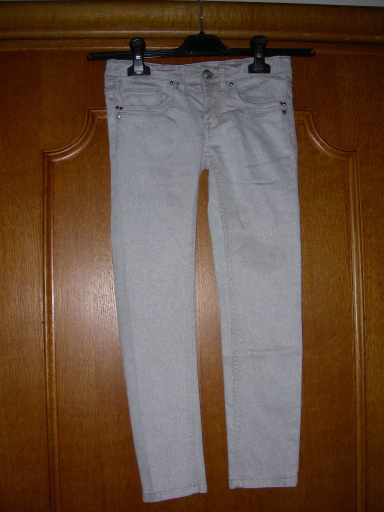 Lichtgrijze glanzende lange broek, Frizzle, mt 134, 9 j, Pantalon, Enlèvement ou Envoi, Frizzle by Bel & Bo, Comme neuf