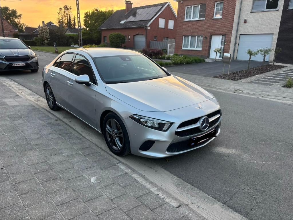 Mercedes-Benz Classe A 180d Launch Edition Berline, Autos, Achat, Entretenue par le concessionnaire, Noir, 5 portes