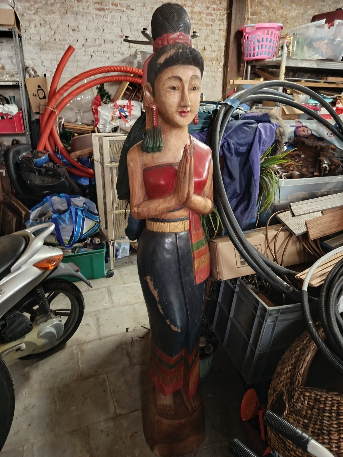 Statue en bois, Offres d'emploi