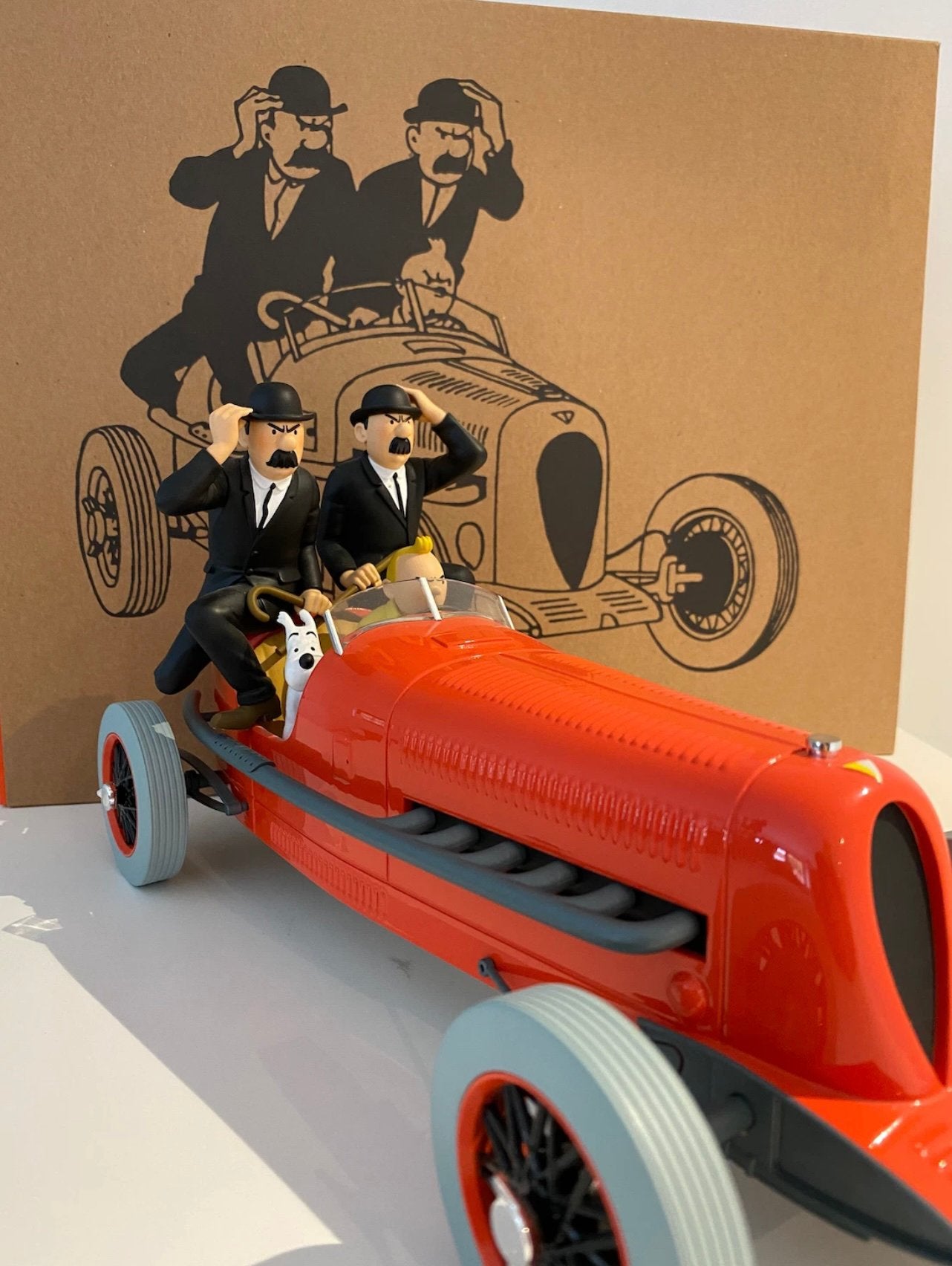 Tintin le bolide rouge voiture au 1/2ème avec les Dupond(t), Collections, Enlèvement ou Envoi, Tintin, Comme neuf, Statue ou Figurine