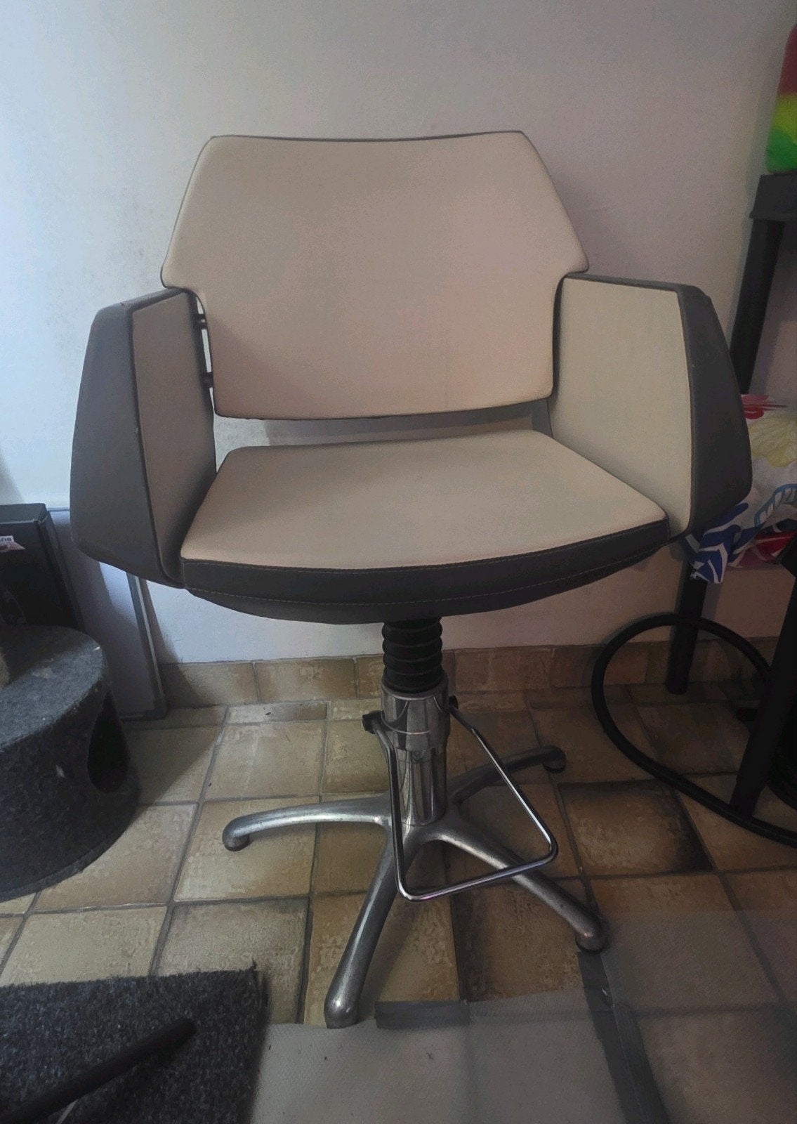 Italiaanse Kappersstoel Pietranera – Beige / Donkergrijs, Ophalen of Verzenden, Beige, Bureaustoel