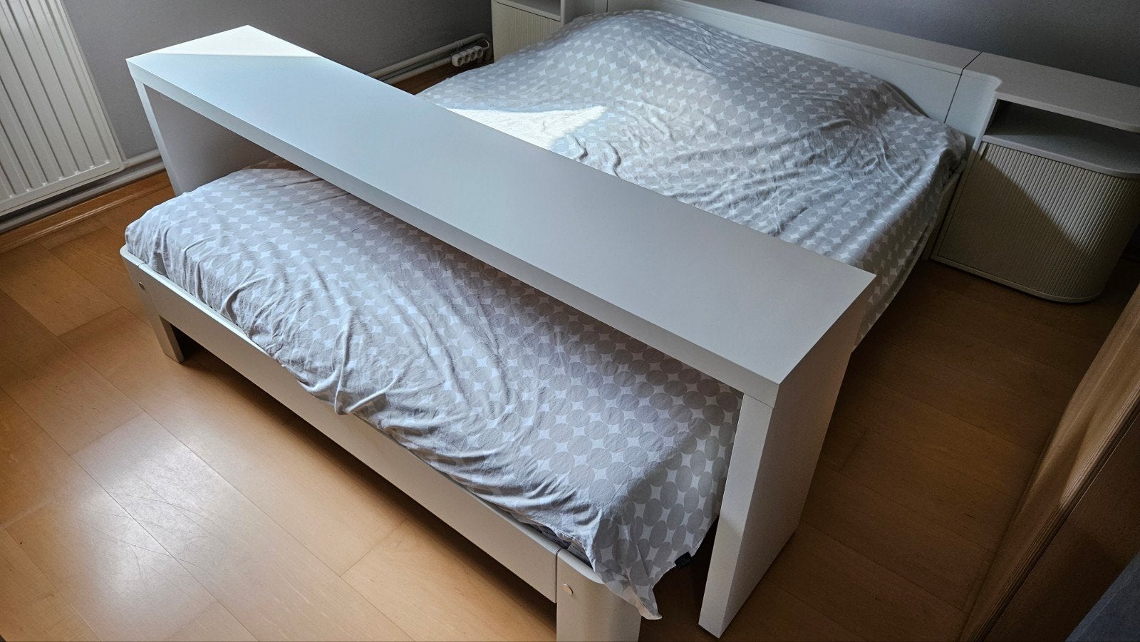 IKEA MALM bedtafel op wieltjes, Huis en Inrichting, Ophalen