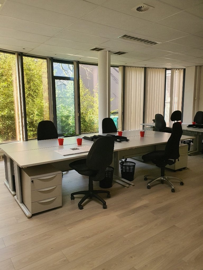 Werkplek te huur in Wintertuin te Antwerpen, Ophalen, Zo goed als nieuw