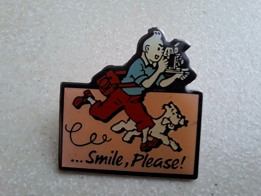 Tintin Pin - «... Souriez, s'il vous plaît ! » (Rose saumon), Enlèvement, Comme neuf, Figurine, Insigne ou Pin's