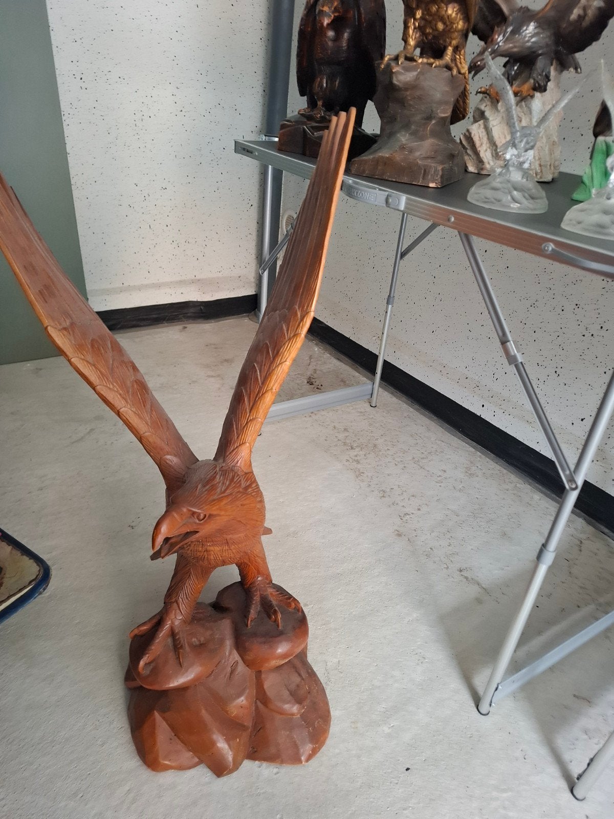 grand aigle en bois, Enlèvement