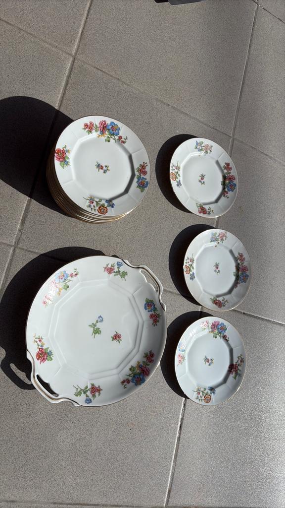 12 assiettes et un plat Limoge France, Antiek en Kunst, Antiek | Servies compleet, Ophalen