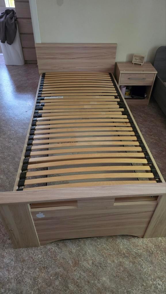 2 BEDDEN 90X200 GRATIS ZO GOED ALS NIEUW, Huis en Inrichting, Ophalen